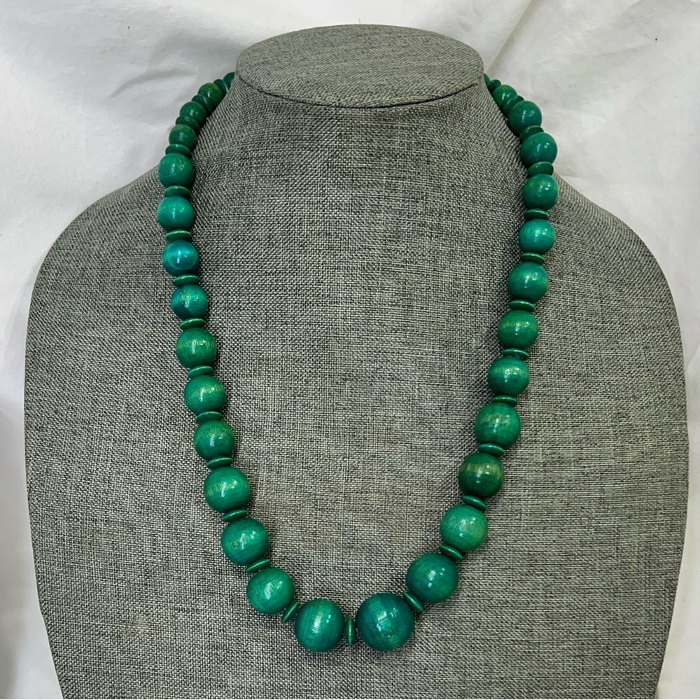 WOODEN BEADS GREEN LIGHTWEIGHT MEASUREMENTS 24” INCHES STYLISH AND CHIC☑️